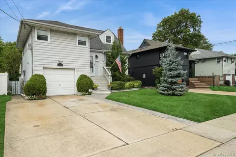 570 S Ocean Ave, Freeport, NY 11520