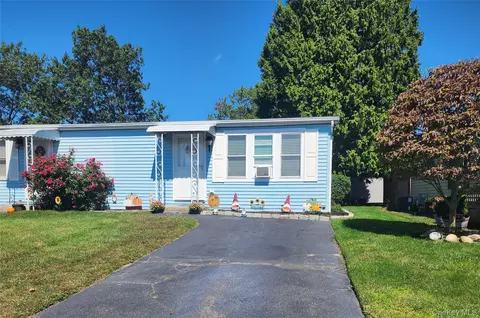 38 Village Cir S # B, Manorville, NY 11949