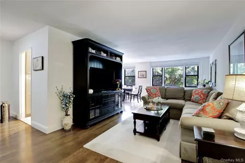 3 Birchwood Ct #2G, North Hempstead, NY 11501