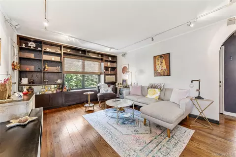 16 Terrace Cir #14C, North Hempstead, NY 11021