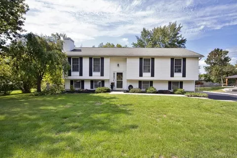 9 Birchwood Ln, Wawayanda, NY 10940