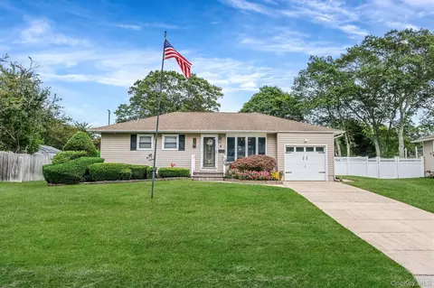 23 Bartley Ln, West Sayville, NY 11796