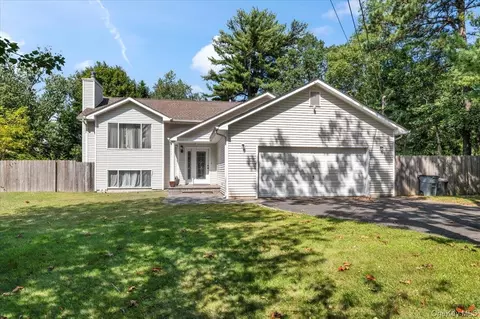 101 Plymouth Ave, Brookhaven, NY 11772
