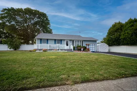 1 Puritan Pl, West Babylon, NY 11704