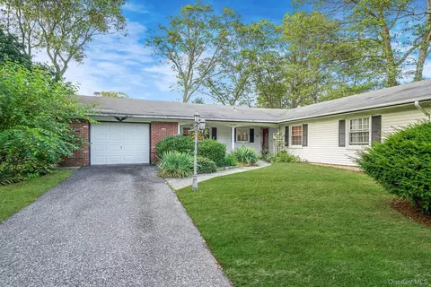 17 Whitmore Ln, Coram, NY 11727