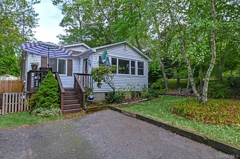 17 Urbans Rd, Sound Beach, NY 11789