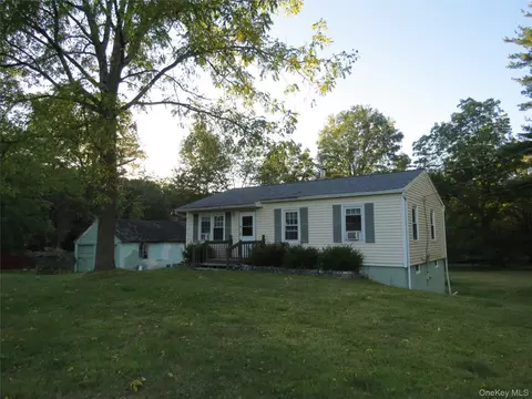 8 Hill Rd, Hamptonburgh, NY 10941