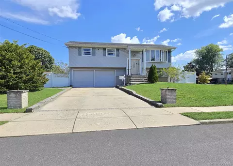 26 Circle Ln, Bay Shore, NY 11706