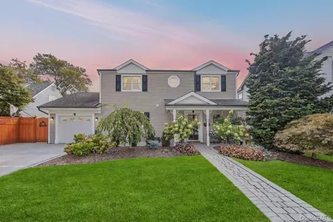 47 Choir Ln, Westbury, NY 11590