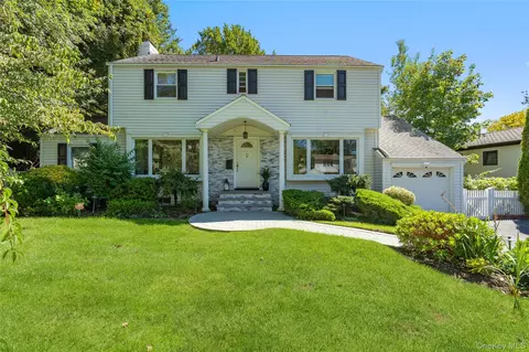 6 Overhill Ln, North Hempstead, NY 11576