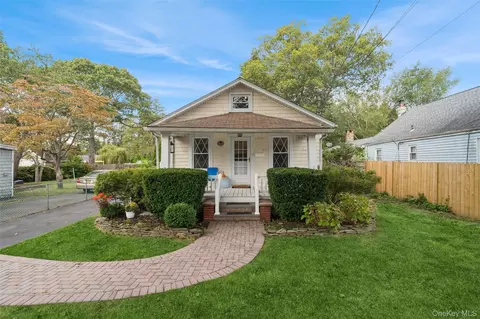 15 Lillian Pl, Patchogue, NY 11772
