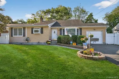 34 Oakley Dr, Huntington Station, NY 11746