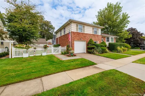 35 Yorkshire Rd, Rockville Centre, NY 11570