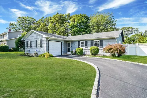 21 Coleridge Rd, Holbrook, NY 11741