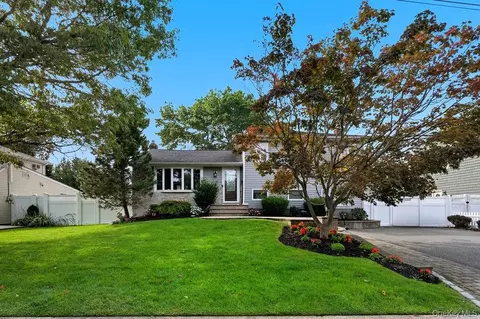 127 Louis St, Massapequa, NY 11758