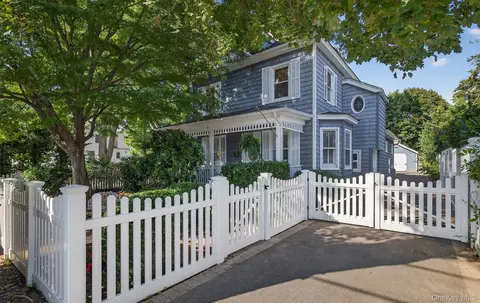 26 Gilbert St, Northport, NY 11768