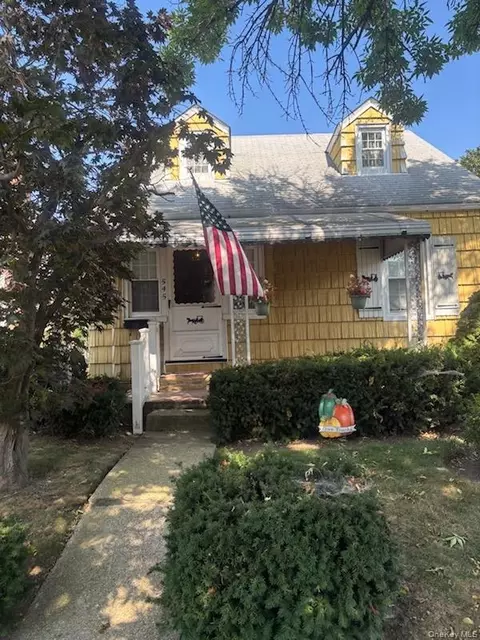 545 6th Ave, North Hempstead, NY 11040