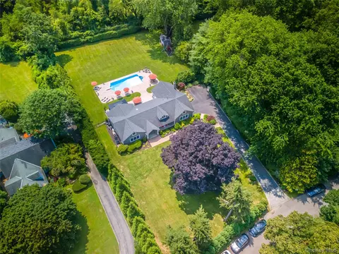 29 Fox Hollow Ln, North Hempstead, NY 11568
