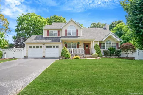 37 Deer Ln, Setauket, NY 11733