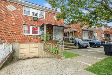 8948 Pontiac St, New York, NY 11427