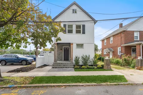 89 5th Ave, North Hempstead, NY 11590