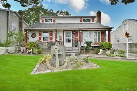 366 W Gates Ave, Lindenhurst, NY 11757