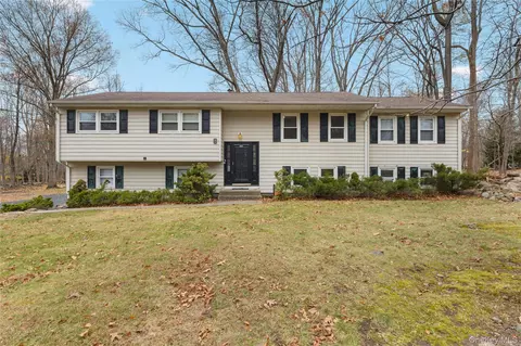8 Apple Blossom Ct, Ramapo, NY 10952