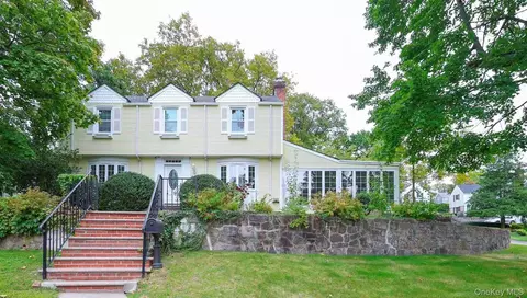 17 Pinewood Rd, North Hempstead, NY 11030