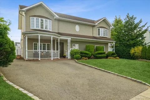 106 Choir Ln, Westbury, NY 11590