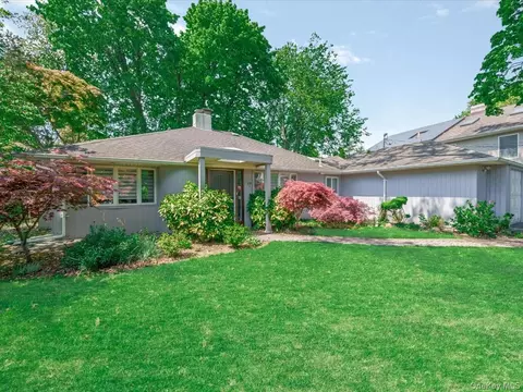 19 Ridge Dr E, North Hempstead, NY 11576