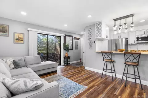 615 Broadway #21, Amityville, NY 11701