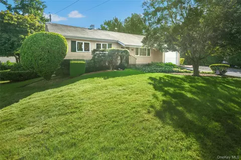 27 7th Ave, Kings Park, NY 11754