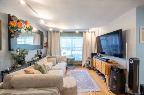 221 Middleneck Rd #M-2, North Hempstead, NY 11021