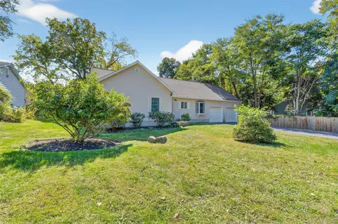 17 Santa Anna Dr, Poughkeepsie, NY 12603