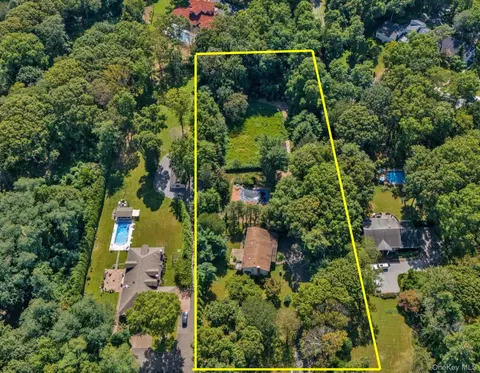 270 Frost Pond Rd, Glen Head, NY 11545