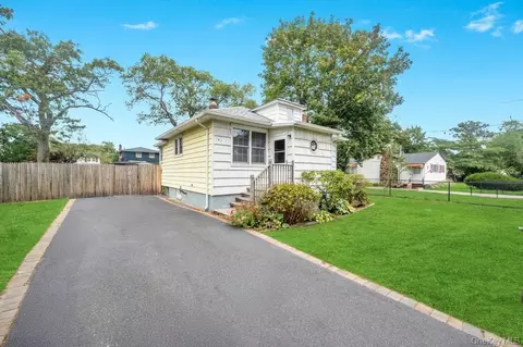 167 Officials Ave, Holbrook, NY 11741