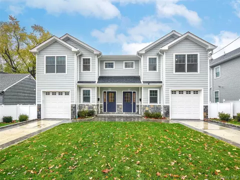 13 Dunes Ln, North Hempstead, NY 11050