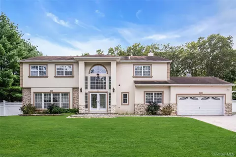 2 Wisteria Ln, Lake Grove, NY 11755