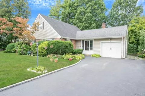 13 Evelyn Rd, North Hempstead, NY 11050