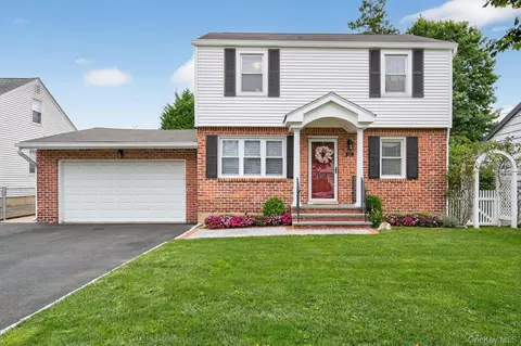 437 Andrews Rd, North Hempstead, NY 11501