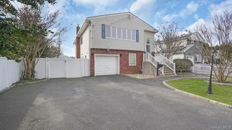23 Madeline Ln, West Babylon, NY 11704