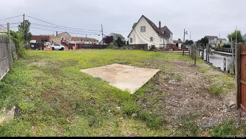 90 Hampton Pl, Hempstead, NY 11520