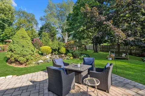 84 Lake Rd, Greenlawn, NY 11740