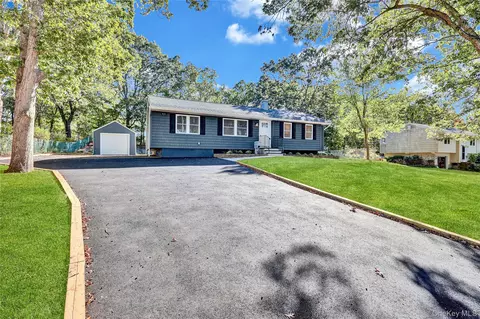 31 Fawn Ln W, South Setauket, NY 11720