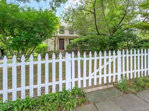 171 8th Ave, Sea Cliff, NY 11579