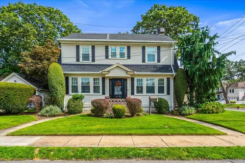 2 Derby Ct, Malverne, NY 11565