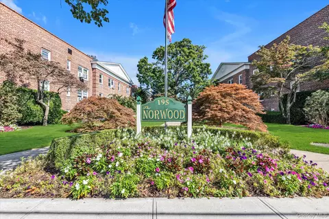 195 N Village Ave #D4, Rockville Centre, NY 11570