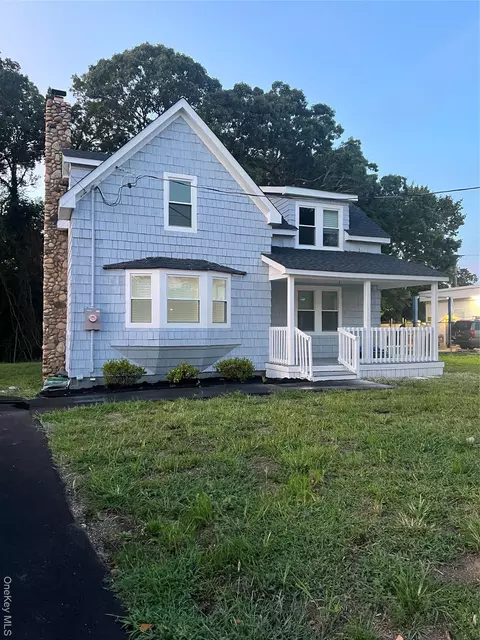749 E Main St, Kings Park, NY 11754