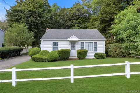 4 Giant Oak Rd, Ridge, NY 11961