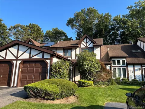 45 Briar Hill Ct, Middle Island, NY 11953